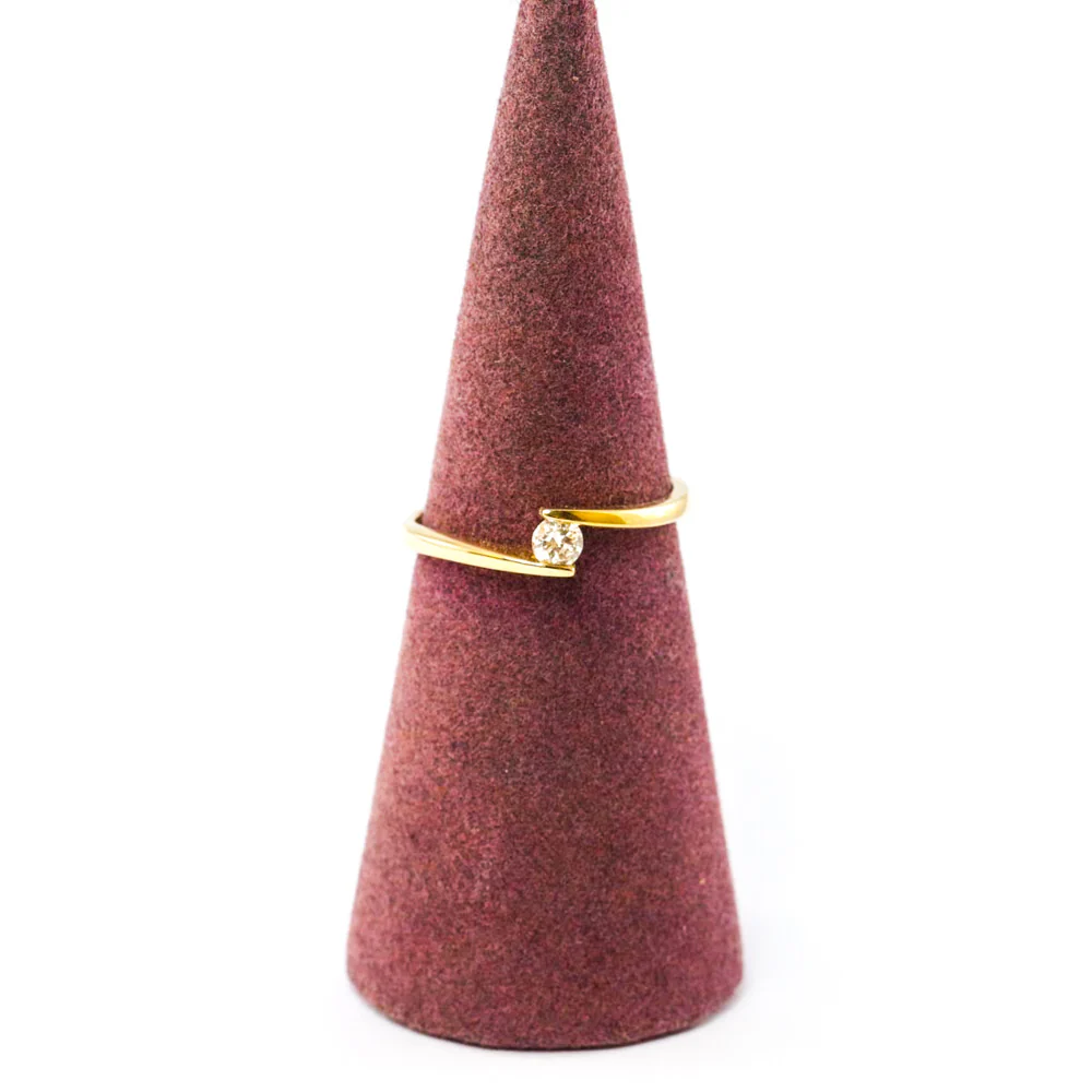 9ct Gold Cross Over Solitaire Diamond Ring 15pt - Image 2