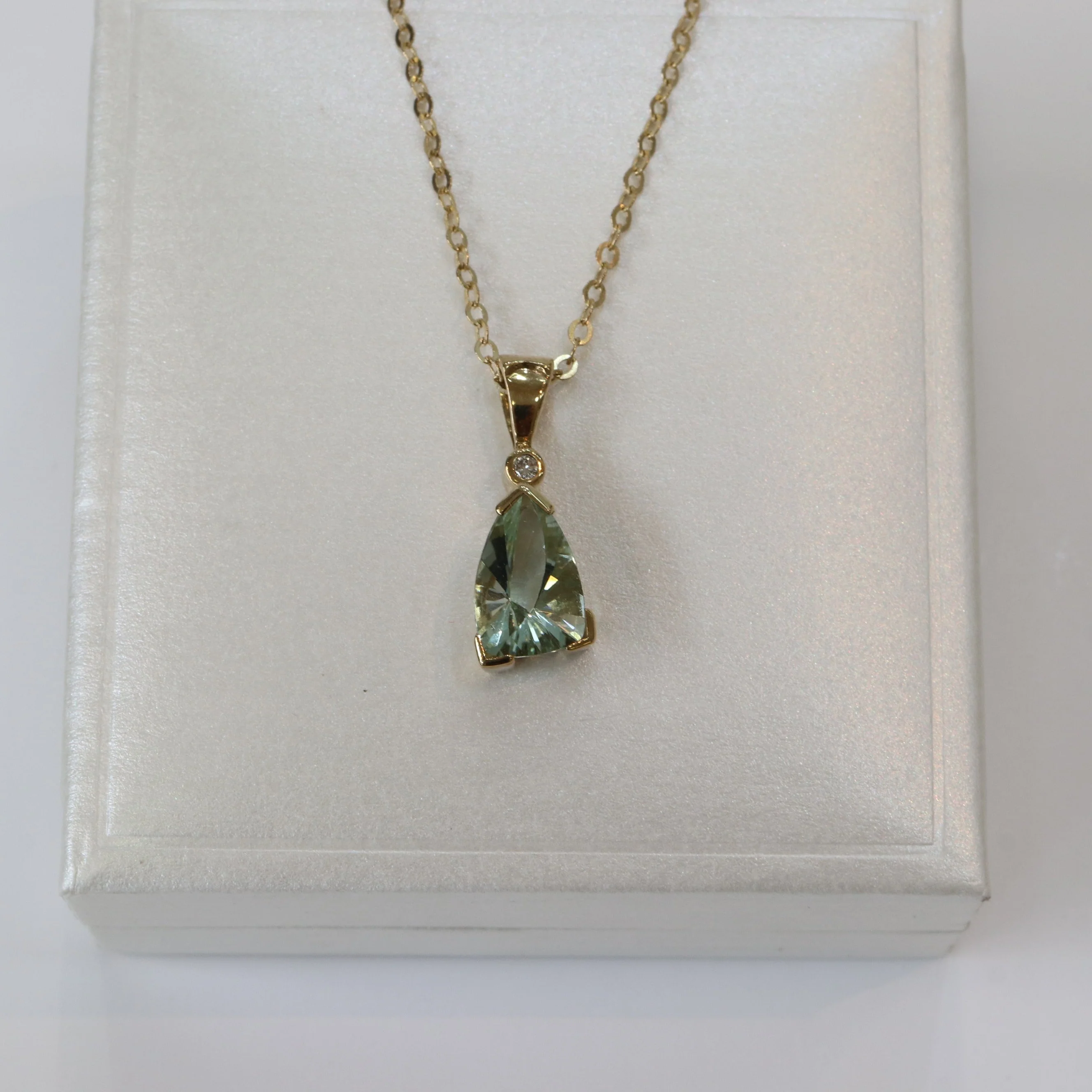 9ct Gold Green Amethyst and Offset Diamond Pendant - Image 4