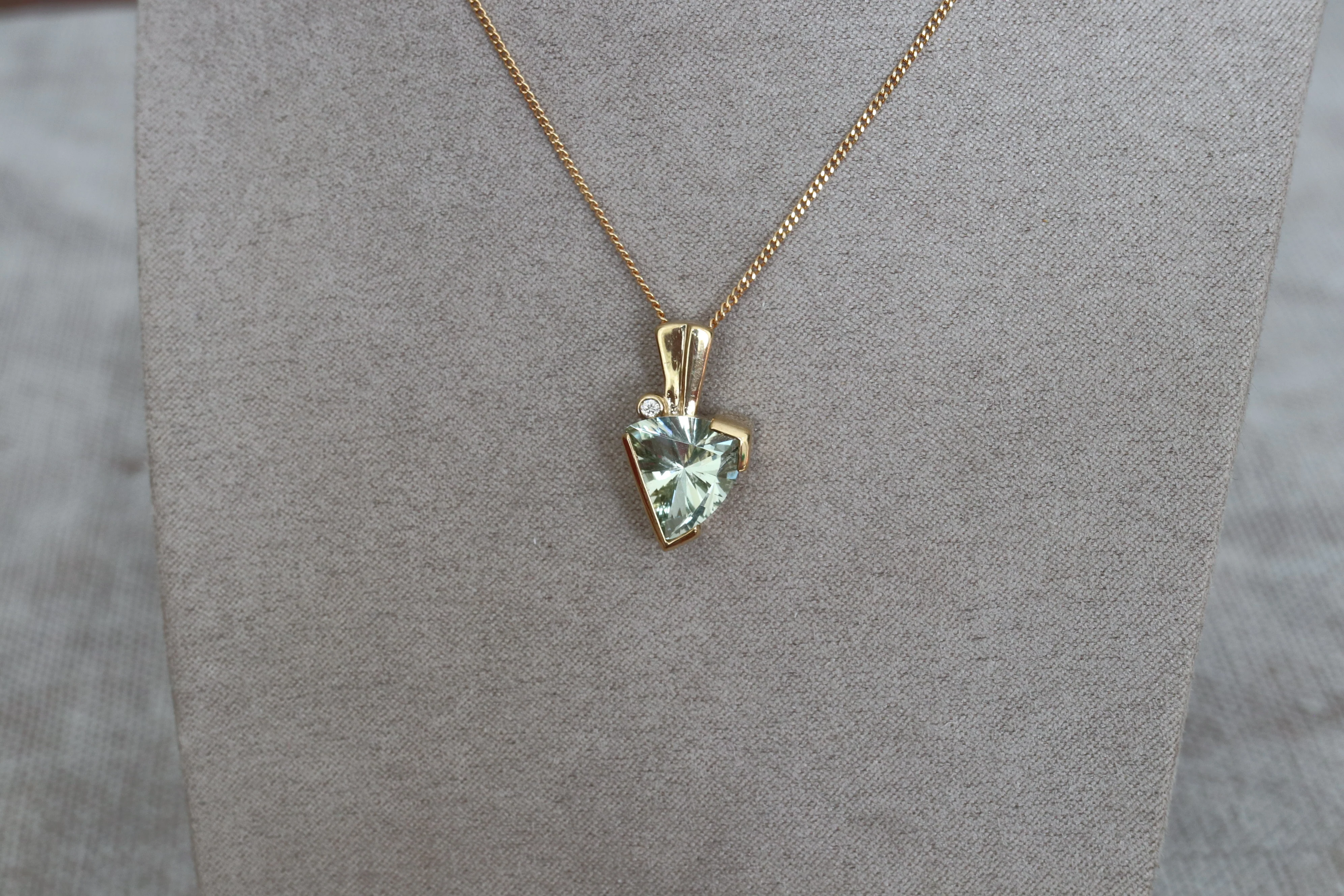 9ct Gold Green Amethyst and Offset Diamond Pendant - Image 6