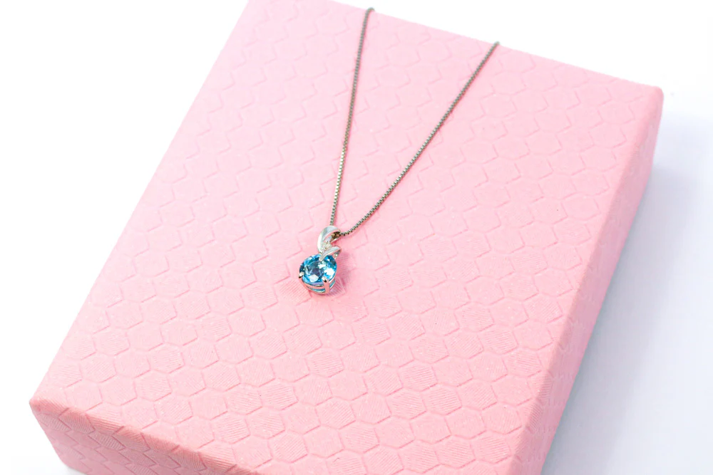 9ct White Gold Blue Topaz & Diamond Twist Pendant - Image 4